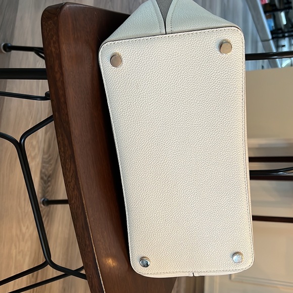 White,tote. Straps,bottom great condition. Front small wrinkle. - Picture 4 of 10